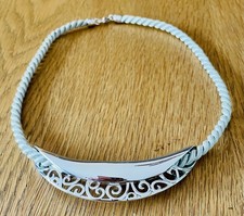 Kordelkette Grau. Silberner Großer Anhänger. Pierre Lang . Top Zustand 