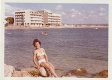 Foto Hübsche Frau im Bikini Mode der 60er Jahre