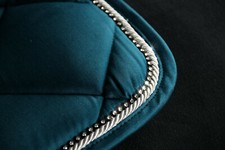 EQuest Schabracke Dressur Petrol, elegante Kordel, Strass, ein Hingucker