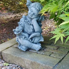 Steinfigur Mädchen mit Buch