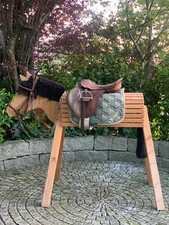 Holzpferd mit Sattel und Zaumzeug