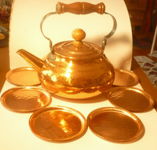  Kupfer Kanne der Schweizer Firma Stöckli Hammerschlagoptik mit 6 Untersetzern