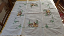 Tischdecke weiß bestickt  ca. 80 x 80 cm  gebr. 127 D