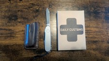 Victorinox Compact, Daily Customs Titan Griffschalen, inkl. Pocketclip und Leder