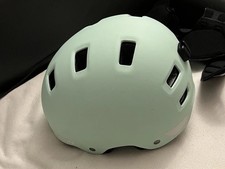 Mintgrüner Fahrradhelm von