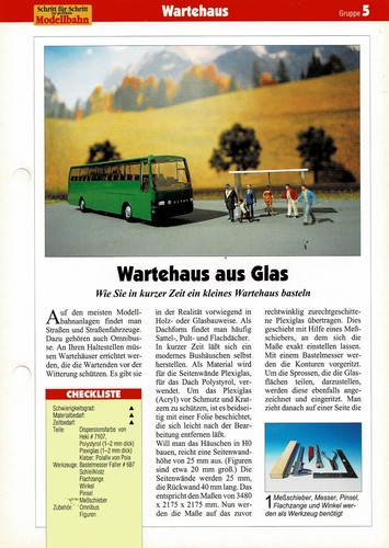 Ein kleines wartehaus aus glas - kleines,