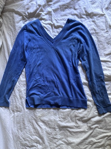 Schöner blauer strickpullover - schöner,
