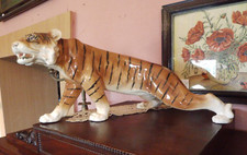 Großer, schreitender Tiger