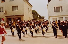 Spielmannszug auf straße - auf,