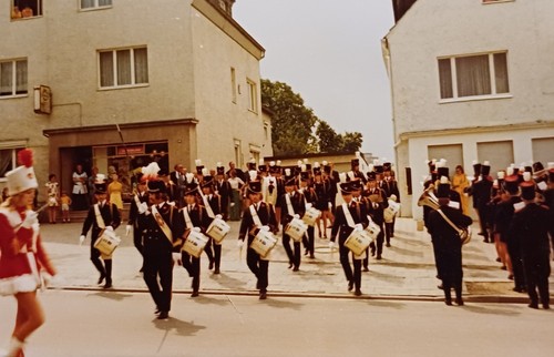 Spielmannszug auf straße - auf,