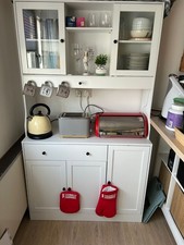 weißer Küchenschrank mit Vitrine