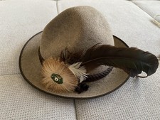 Alter Hut mit echtem Gamsbart