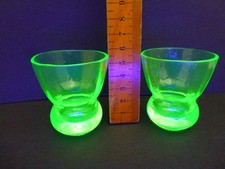 2 alte Uranglas Schnapsgläser Stamper Pinnchen 