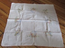 süße gestickte Mitteldecke -