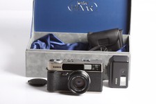 Konica HEXAR TITANIUM mit Konica Hexar Lens 2/35 mit Konica HX-14 Auto Blitz