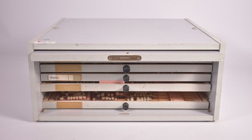 Zahnschrank mit garnituren - zahnschrank,