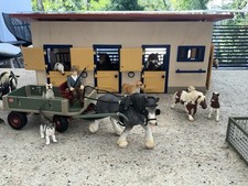 Schleich Pferdestall Set mit 20 Tieren, Pferdestall, Hasenstall und Pferdewagen