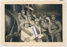 Foto Wehrmacht Soldaten Drillich, Stahlhelm, Zeltplane, Bajonett  (540n)
