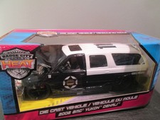 1 : 24  GMC Yukon Denali 2002