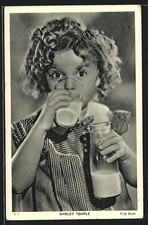 Ansichtskarte Schauspielerin Shirley Temple mit Glas Milch in der Hand 