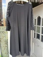 Abendkleid schwarz Spitzenarm