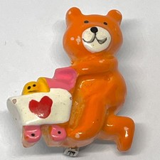 Vintage 1980er orange Teddybär Kinderwagen Buggy Herz Pin Anstecker Brosche Neuheit
