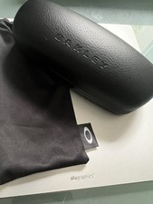 Neues Oakley Brillenetui aus