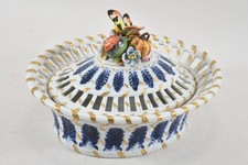 N92Q29- S?vres Porzellan Schale Durchbruch mit Deckel figurativer Knauf