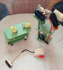 DDR Spielzeug - kleiner alter Teewagen  und Besenständer - für die Puppenstube