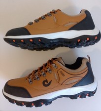 Wanderschuhe. Regenmäntel