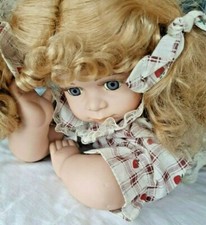 Porzellan-Puppe Mädchen, auf