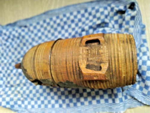 Altes wassergefäß aus holz - altes,