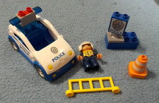 LEGO duplo Polizei Polizist Polizeistreife Polizeiauto Polizeischild bespielt