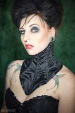 Halskorsett aus Satin mit 7