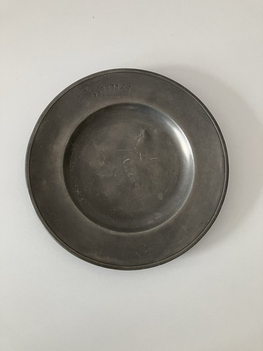 Antiker zinnteller mit gravur - zinnteller,