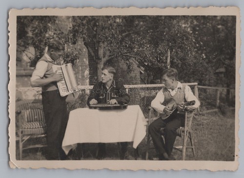 Männer beim musizieren - 3,