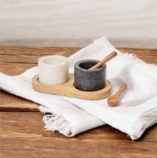 Marmorschalen auf Tablett