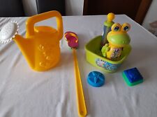 diverses Spielzeug für draußen - das Herzstück dürfte zig Jährchen haben