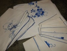 2 antike Tischdecken blau/weiß Stickerei bzw. Applikationen teils mit Servietten