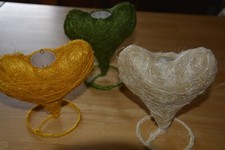 3 tlg. Set Deko Vasen Herzform auf Standfuß Sisal Blumen Valentinstag Konvolut