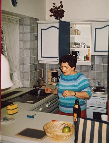 ältere frau hantiert - Ältere,