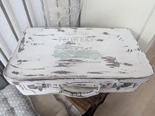 Alter Koffer Fresh Cut Flowers