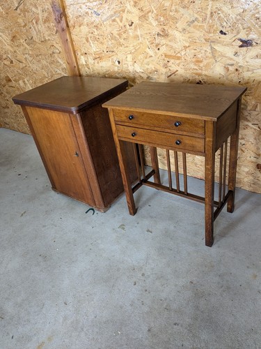 Alte nähmaschine mit - nähmaschine, tisch