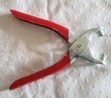 Ösen-Zange Silber mit roten Griffen aus Metall Gebraucht