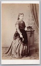 CDV Viktorianische Dame Carte de Visite Foto in voller Länge