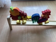 Holzspielzeug Wippe mit Tiere Hahn & Igel - Neuwertig 50 cm lang