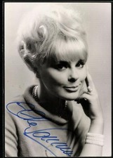 Ansichtskarte Elke Sommer mit aufgestützer Hand, Autograph 