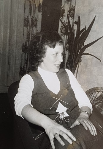 Frau mit weste - frau, im