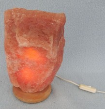 Salzsteinleuchte - Tischleuchte für Netzbetrieb mit hellen Holzsockel