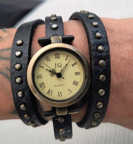 Vintage wickeluhr aus leder - aus,